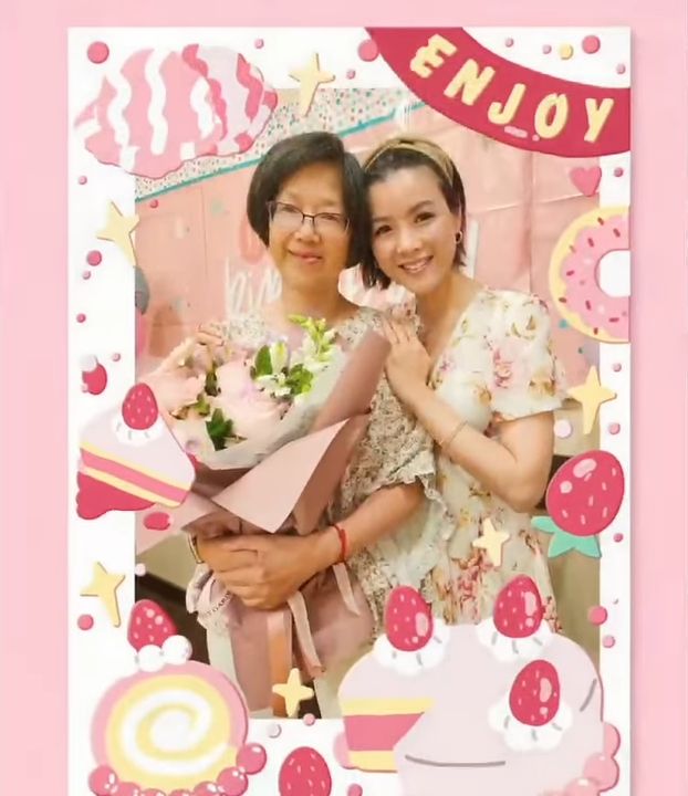 陳茵媺與母親外貌年輕似姊妹。