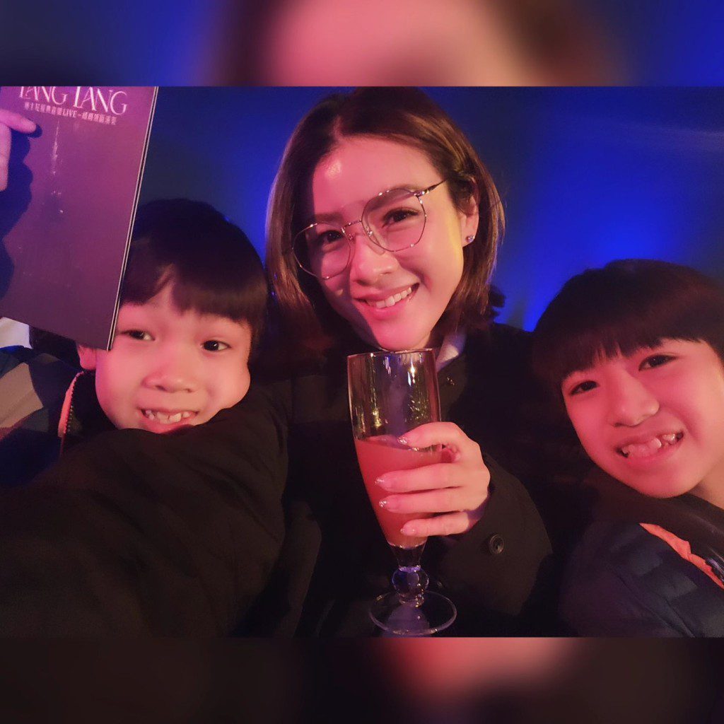 陳茵媺早前分享與兩個兒子同遊迪士尼的照片。