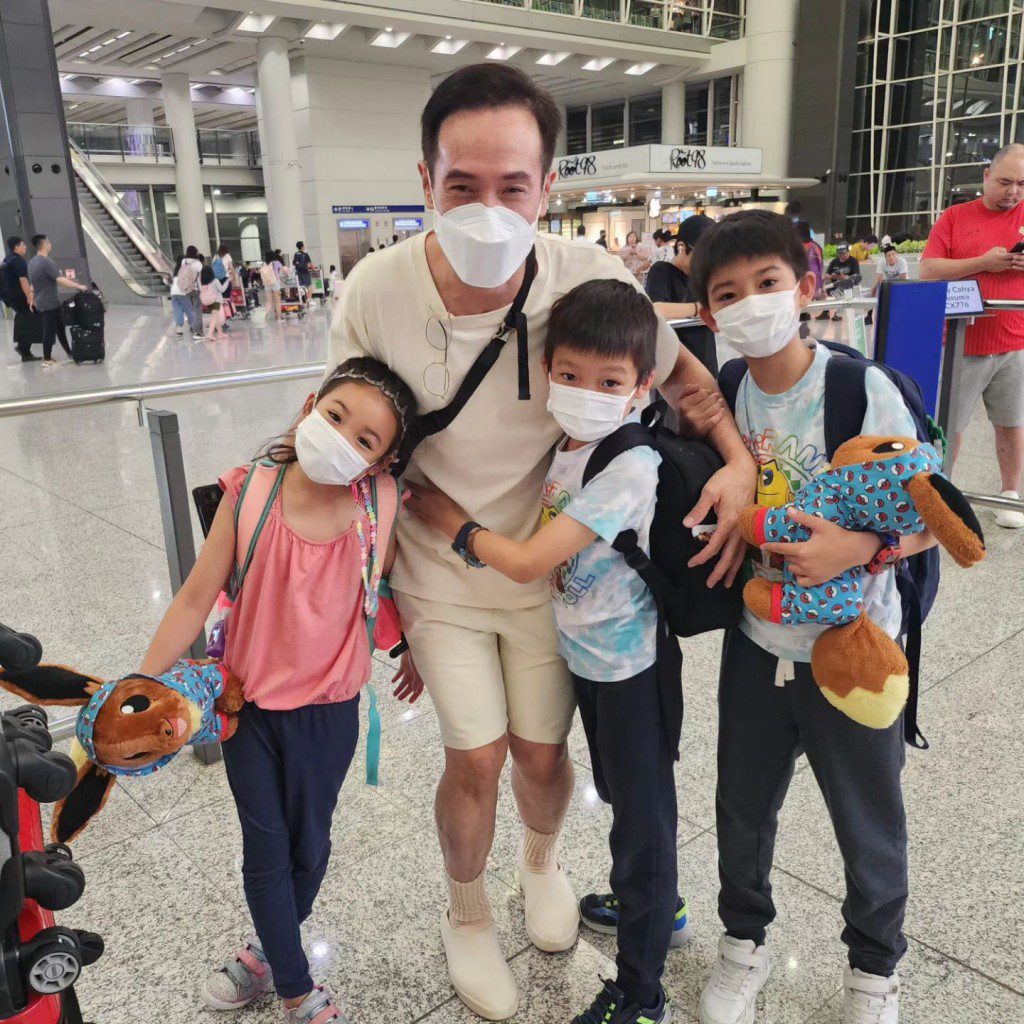 三名子女見到陳豪非常開心。