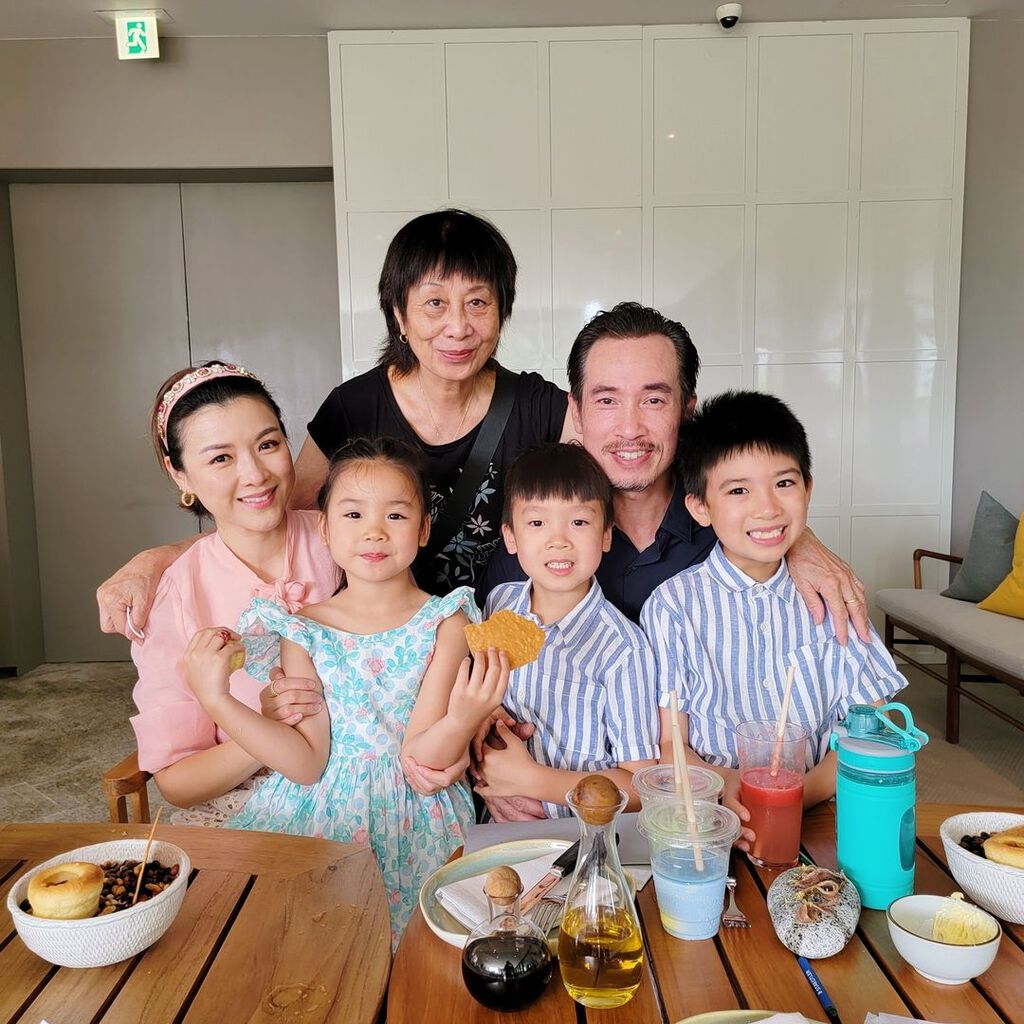 陳豪與太太都很孝順。