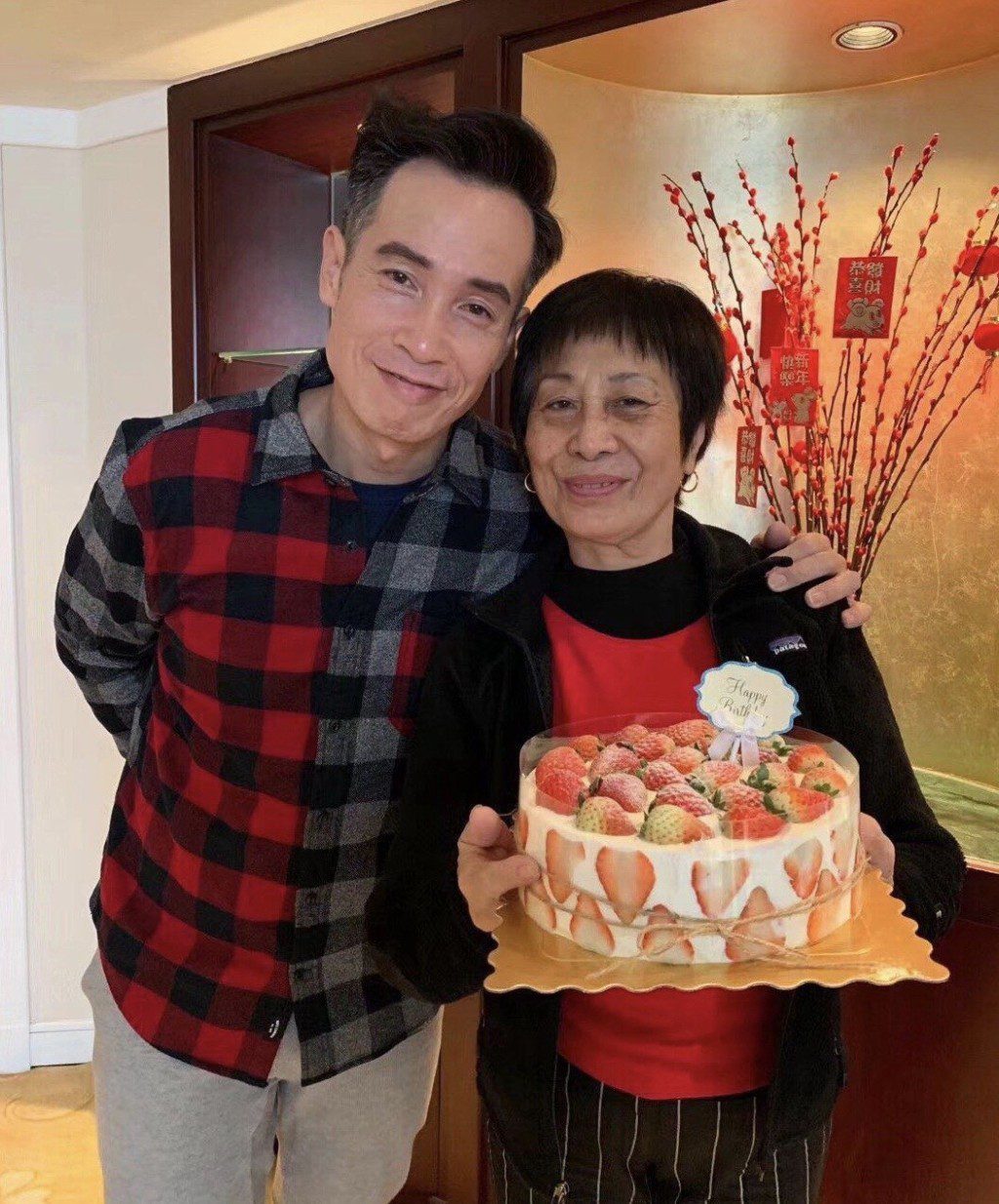陳媽媽(右)辛苦養大三子,陳豪亦十分重視家庭。