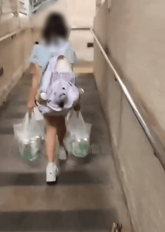 屯門富泰邨「女童拎啤酒」事件在網上引起廣泛討論。