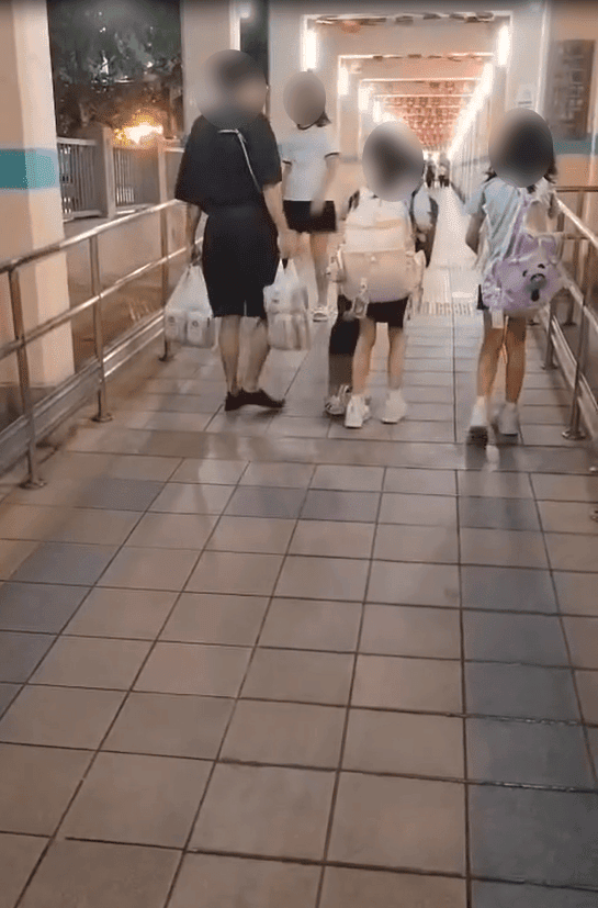 街坊見父親反應頗大,擔心女童回家後的處境。