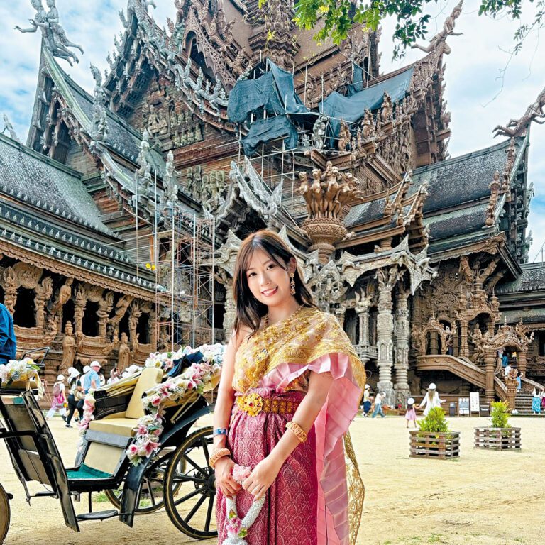 ■波波分享昔日穿泰式服裝在寺廟前的照片，為泰國水災送上祝福。