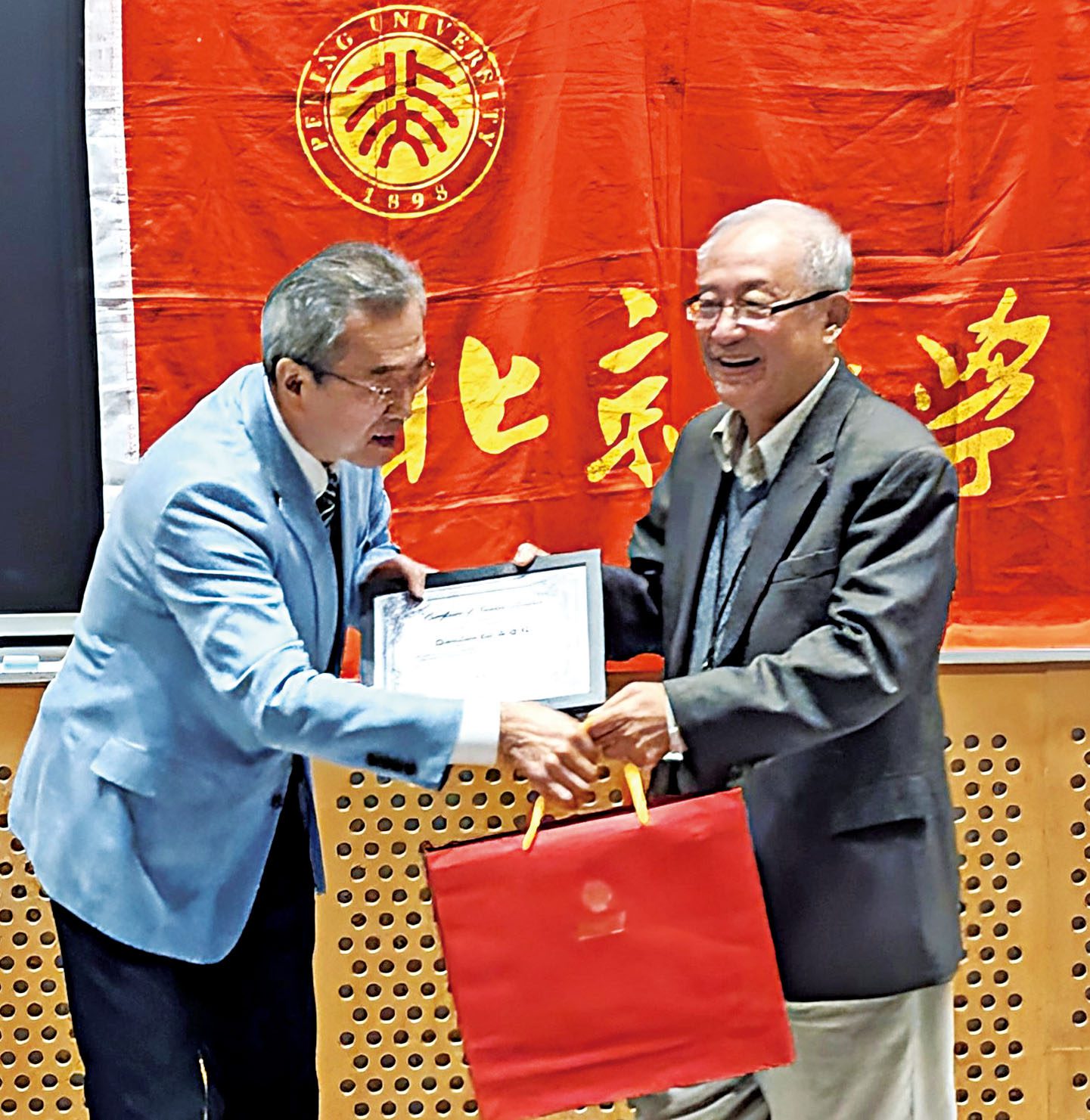 演講之後，（左起）王開元理事長代表校友會給白謙慎教授贈送禮物。 李強攝