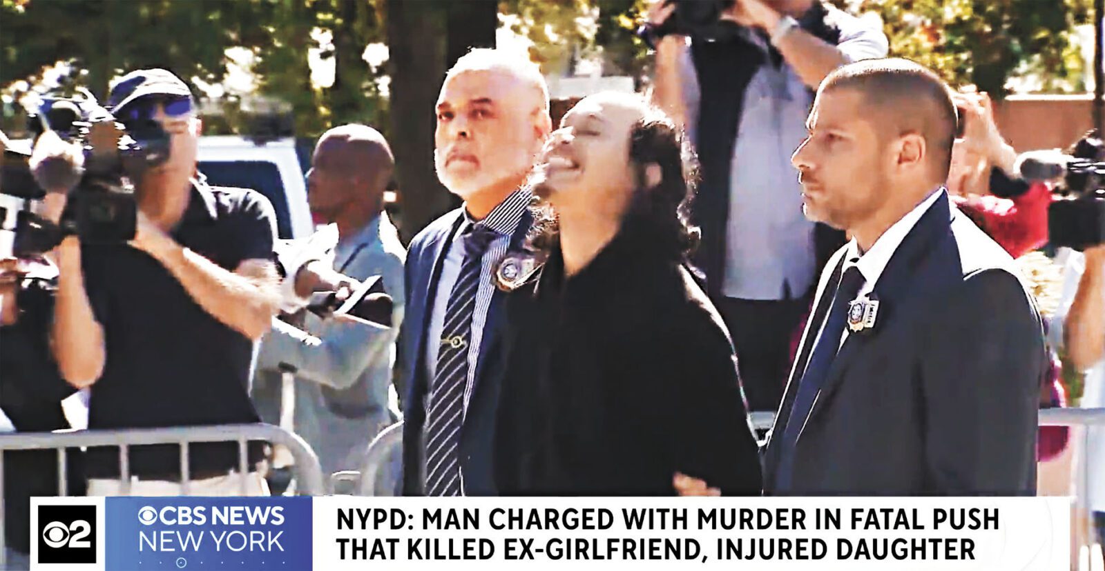 卡拉斯科於8日被押解離開警局時面帶邪笑。 CBS紐約截圖