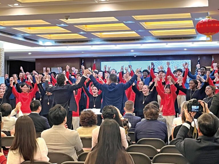 中美青少年同台演唱。
