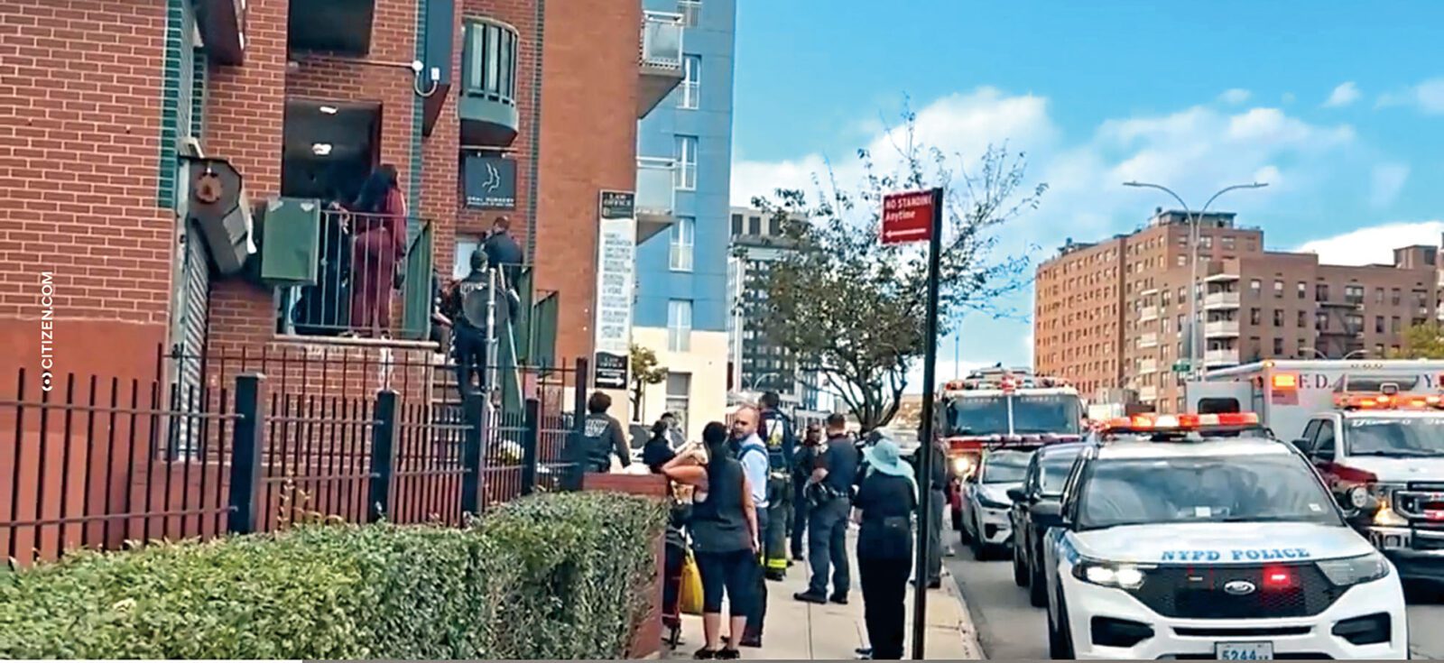 森林小丘一名2歲男童從公寓樓2樓墜落，事發後多名民眾聚集現場。 圖片來源：Citizen應用程序