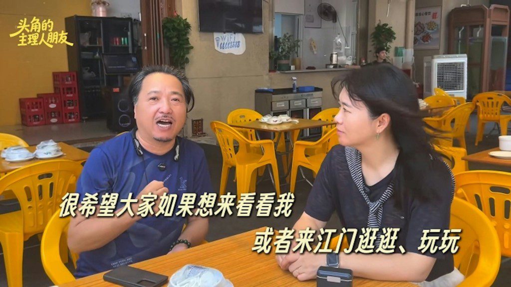 古明華不時為餐廳招徠顧客。