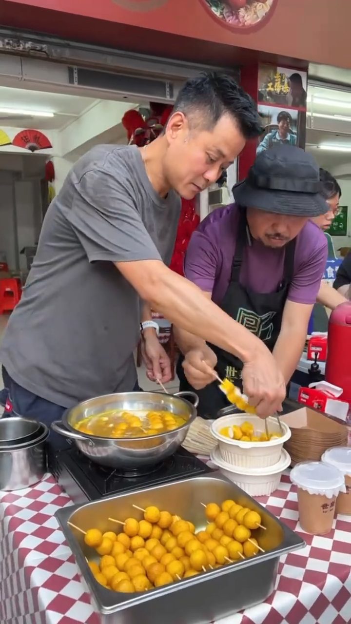 古明華曾與藝人湯俊明一同售賣魚蛋、燒賣。