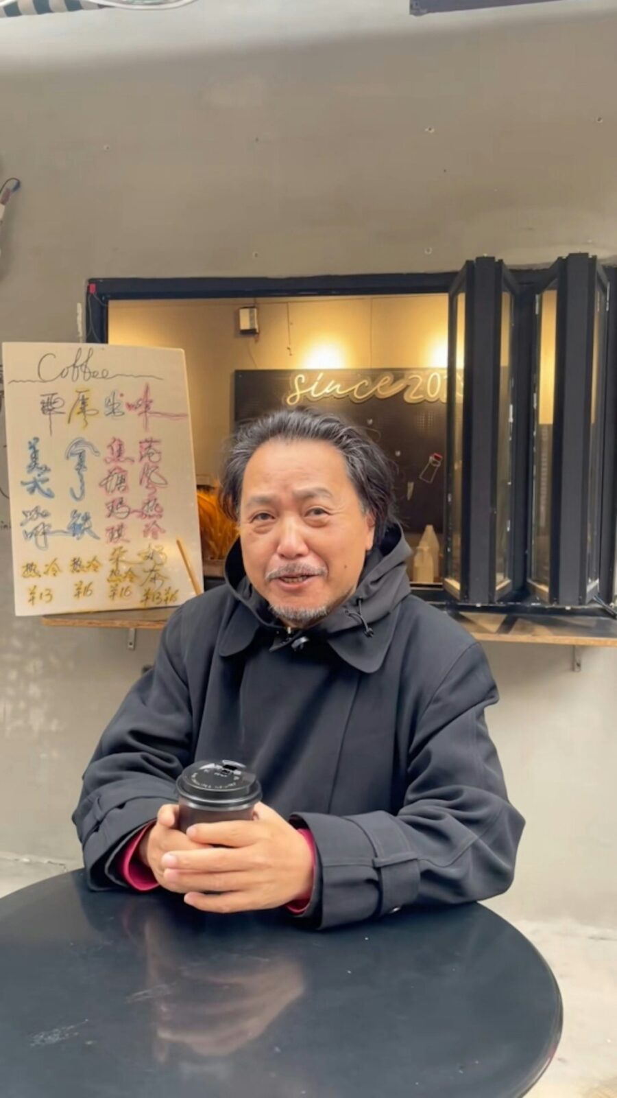 古明華頻頻拍片,親自擔任「生招牌」吸引客人。