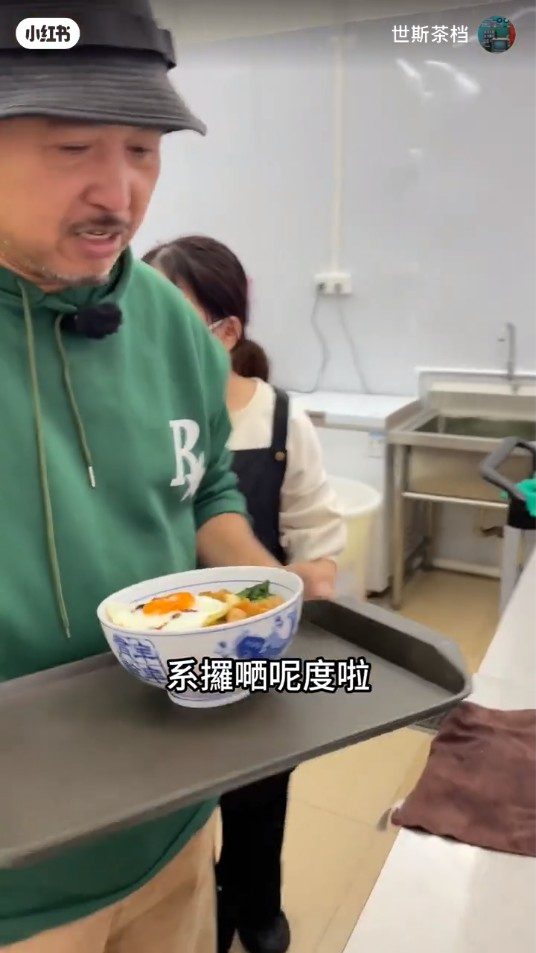古明華在店內負責出餐工作。
