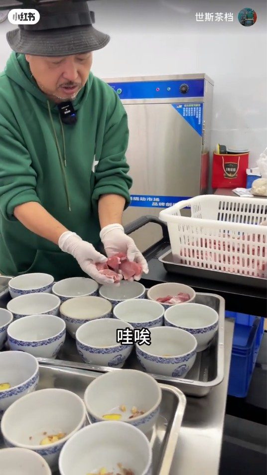 身為老闆的古明華亦幫忙分發食材。