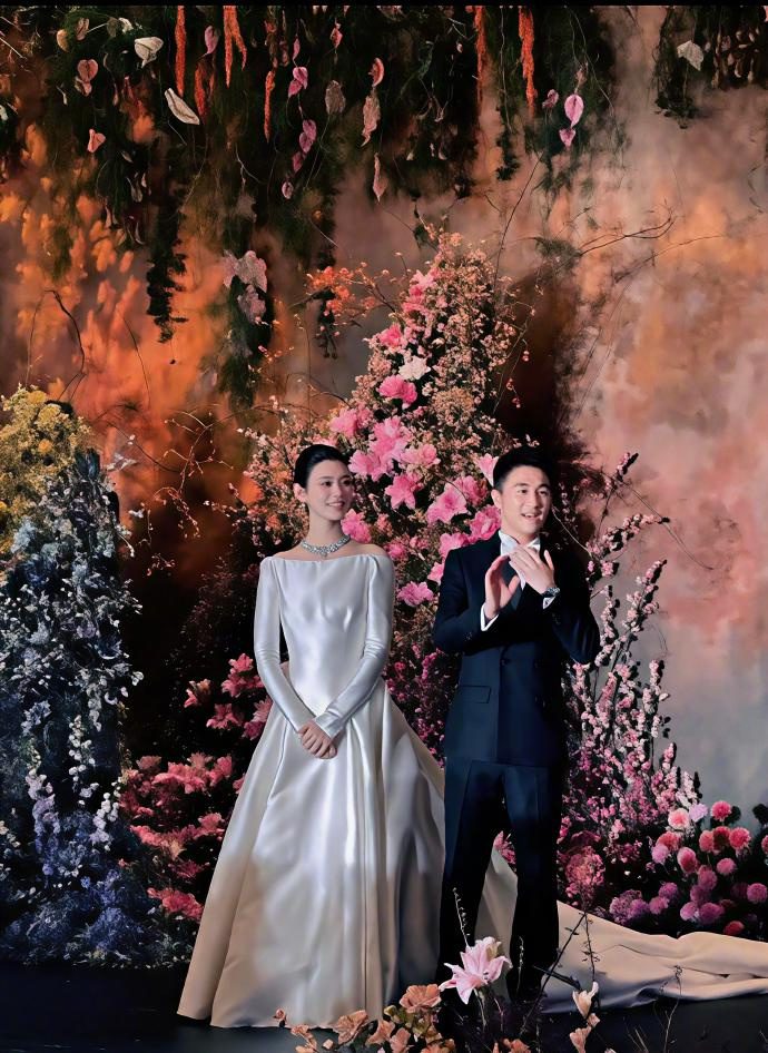 奚夢瑤穿上了在法國婚禮時的那套DIOR緞面訂製婚紗。