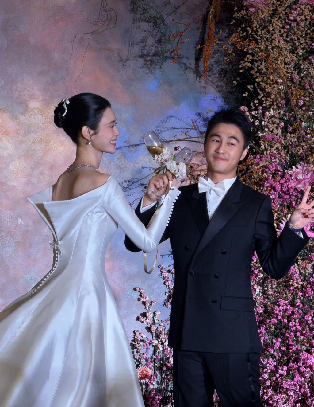 何猷君與奚夢瑤夫妻倆登台喝交杯酒,獲得現場賓客熱烈掌聲。