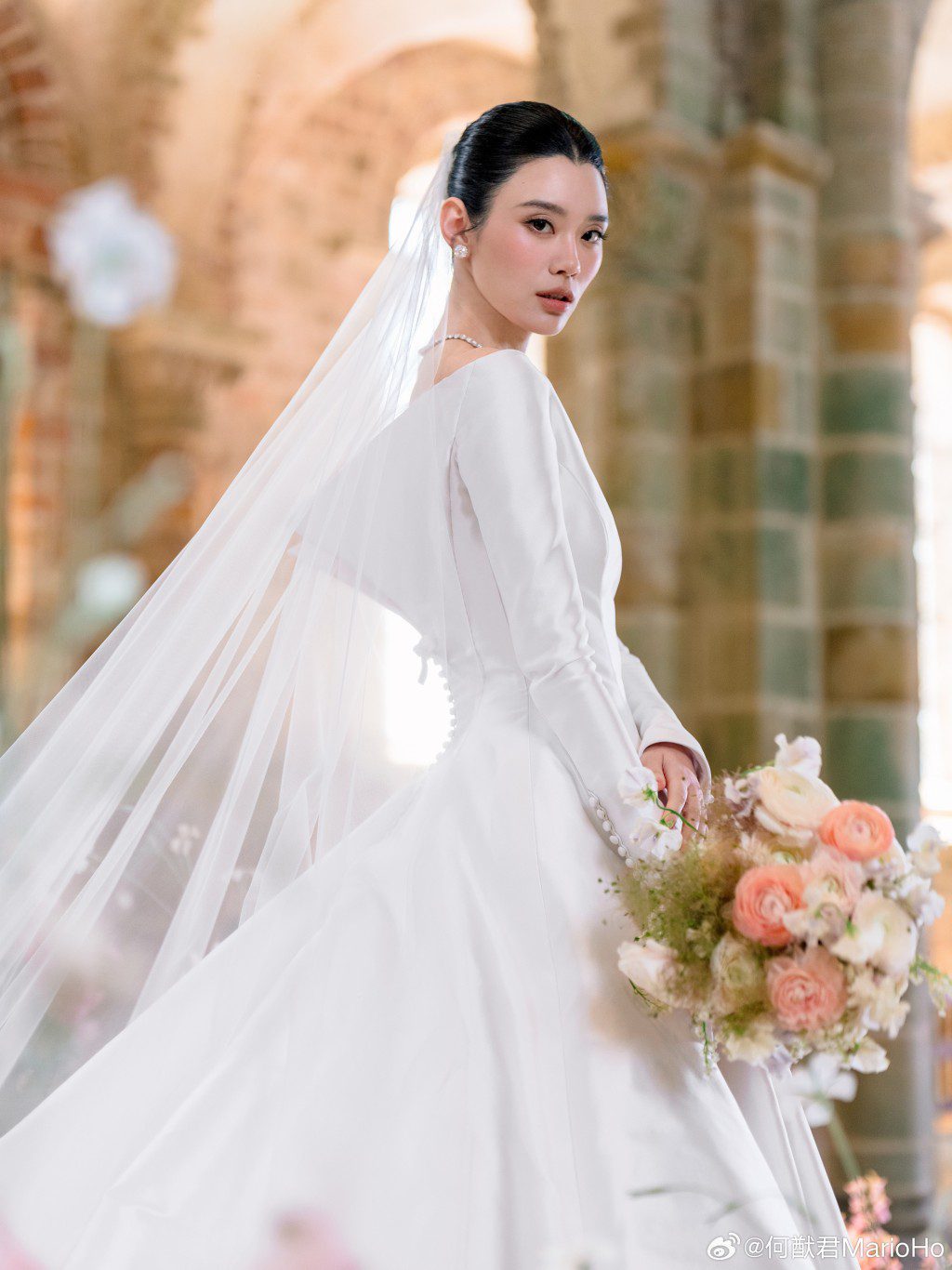 何猷君與奚夢瑤的世紀婚禮極為奢華,包括聘請知名攝影師、包機接送賓客及送出奢華回禮。
