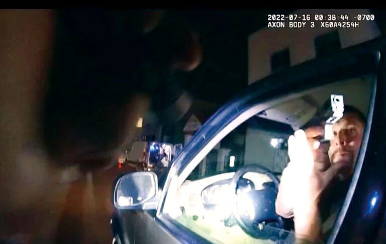 警員隨身攝錄畫面顯示，被告在涉嫌開槍擊傷警員前拔出手槍。山景城警察局
