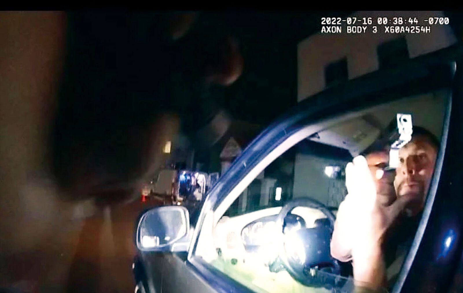 警員隨身攝錄畫面顯示，被告在涉嫌開槍擊傷警員前拔出手槍。山景城警察局