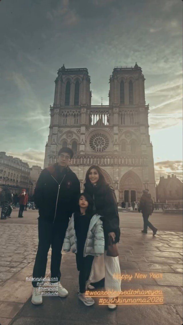 何超盈曾分享一家去旅行的合照。