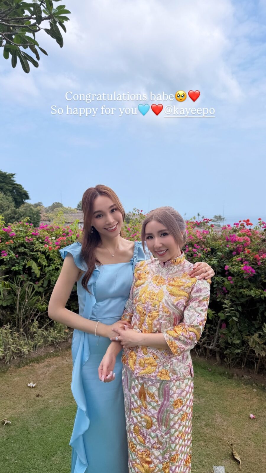 好姊妹鄧伊婷與新娘譚嘉儀開心合照。