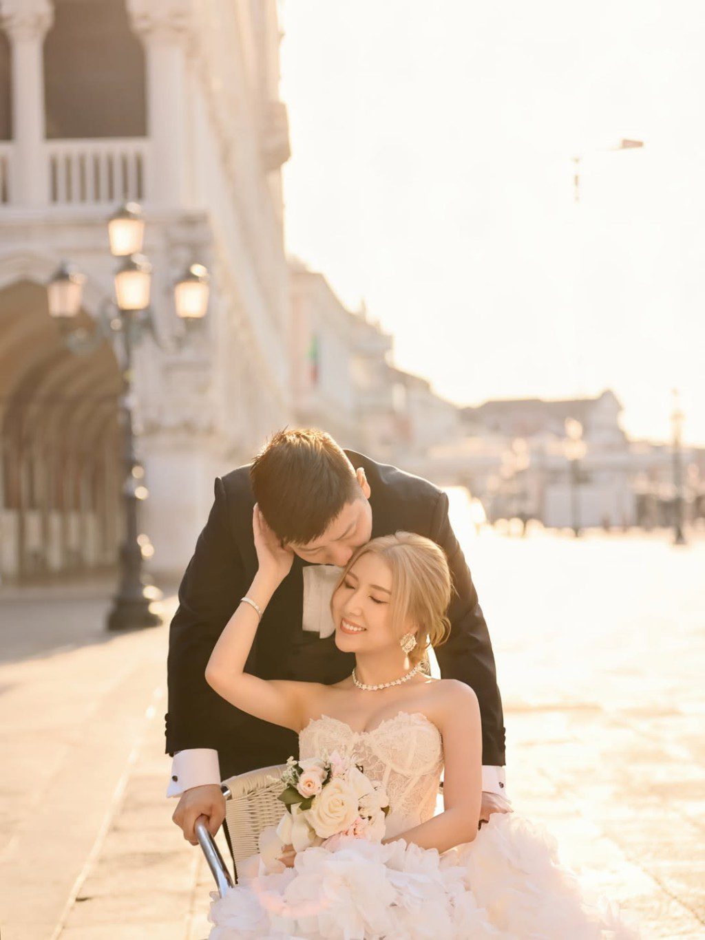 譚嘉儀的未婚夫在婚紗照中作出深情告白。
