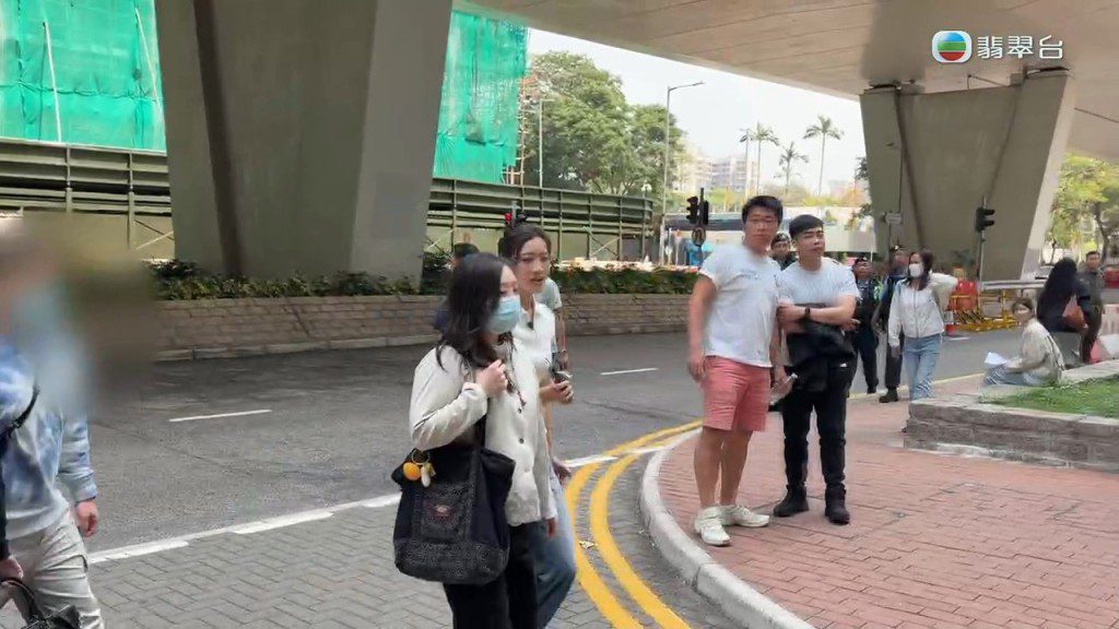 Soso快步離開法院。