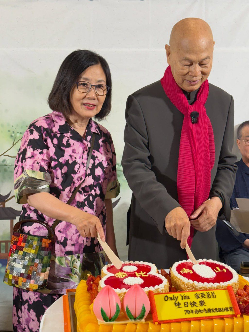 羅家英今年多次與親友慶祝生日。