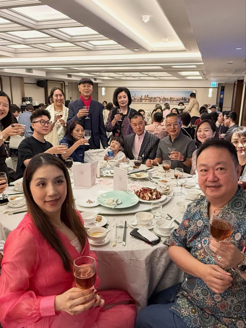 羅家英與太太汪明荃在壽宴上一同逐桌敬酒。
