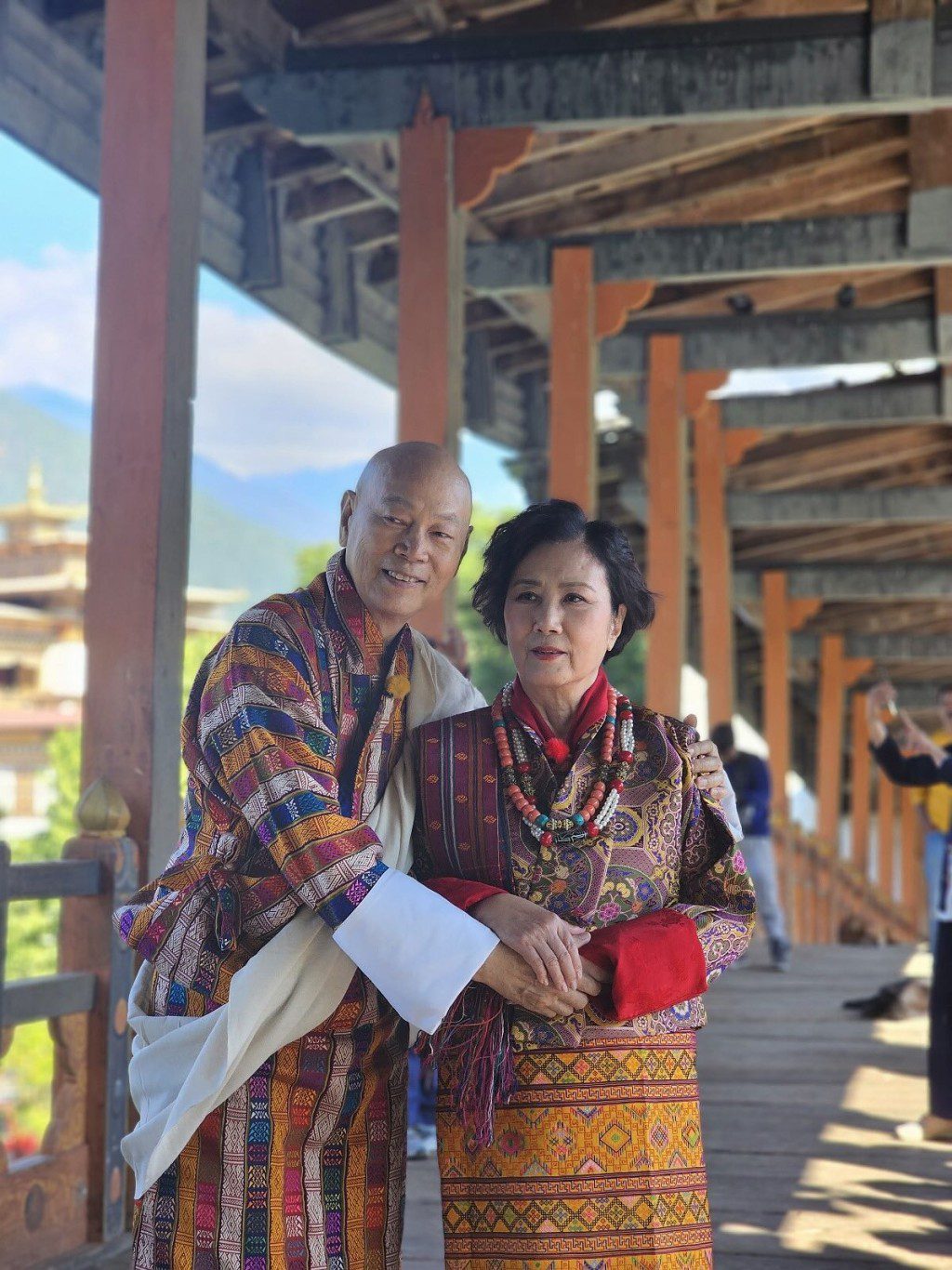 汪明荃與羅家英穿上不丹傳統服裝,拍攝了婚紗照。