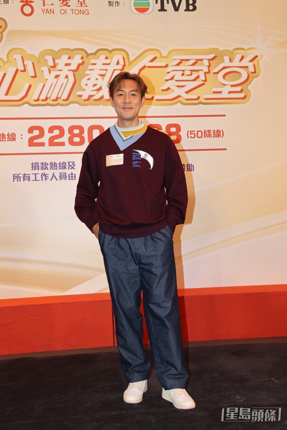 活動結束後，譚俊彥趕往學校接女兒放學。
