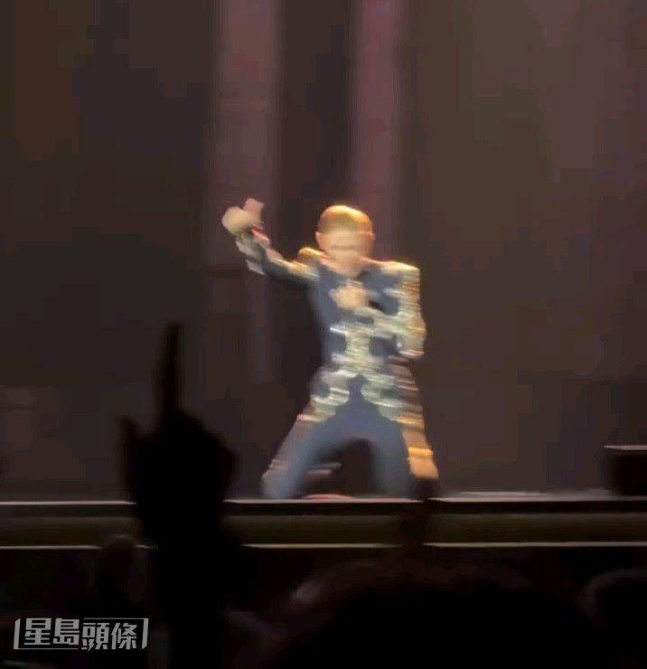 堅強的莎蓮立即嘗試站起來,期間更向觀眾竪起姆指,示意自己無礙。(網上截圖)