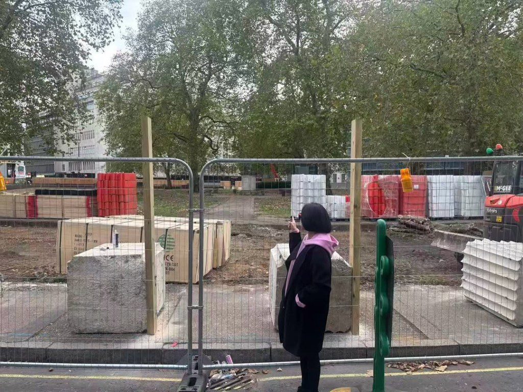 小S徐熙娣早前曾前往英國，探訪粉絲為大S訂製的紀念長椅。