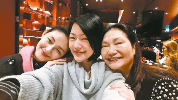 S媽與女兒們感情深厚。