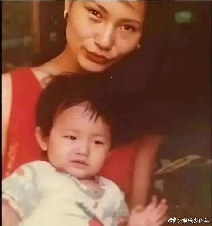 網上出現多張S媽年輕時的舊照。