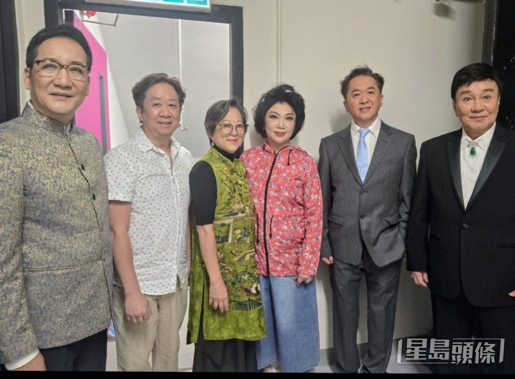 黎駿聲(左起)、鄧兆榮、鄧翠玉、曾慧、鄧兆尊和彭熾權後台相聚。