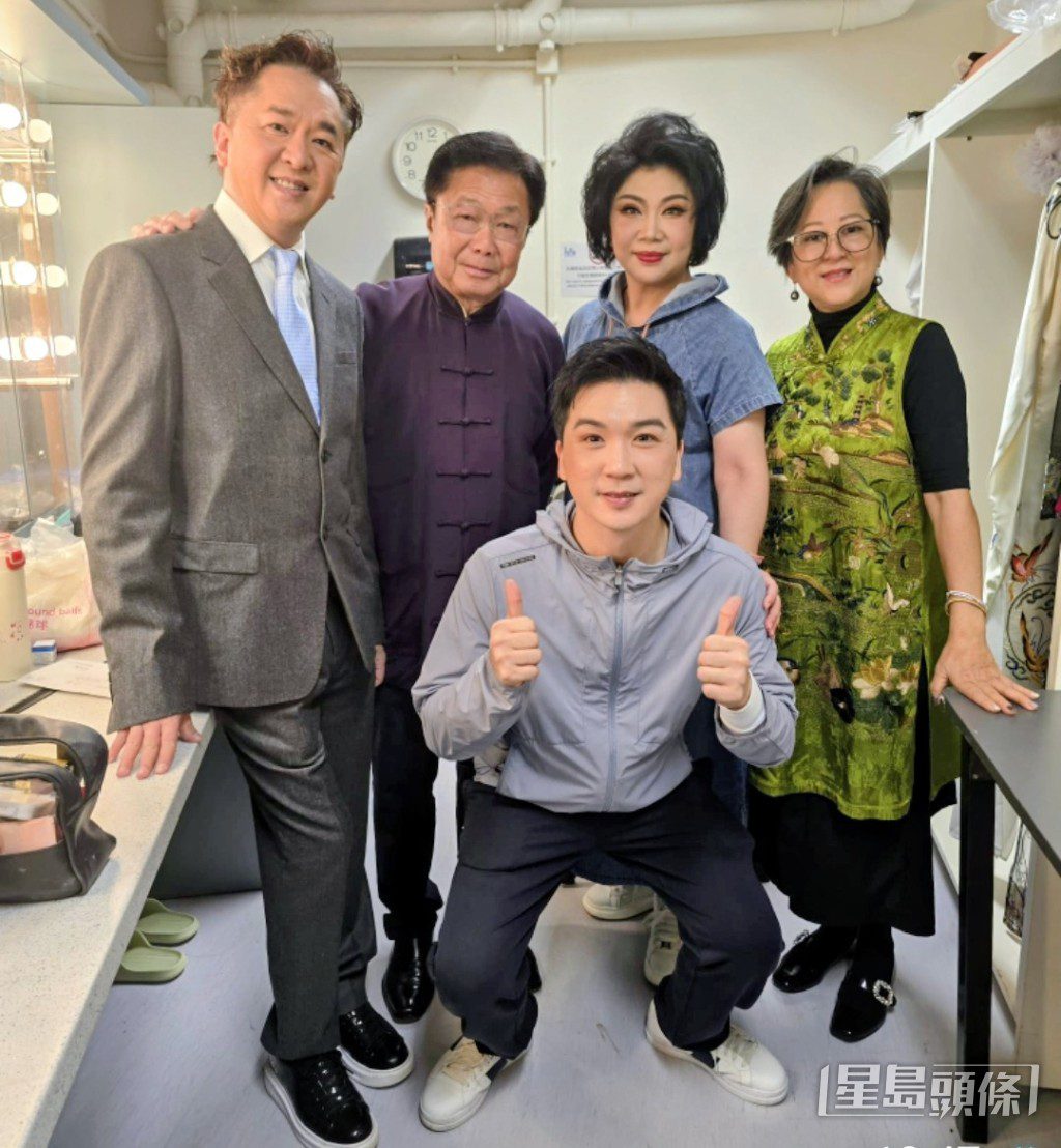 鄧兆尊、鄧翠玉與曾慧、陳飛龍(後左二)及司馬祥(前)在後台合照。