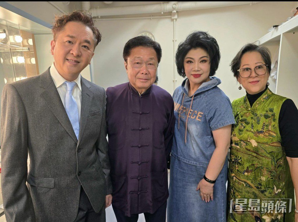 鄧兆尊與鄧翠玉在後台與曾慧及陳飛龍(左二)暢談敘舊。