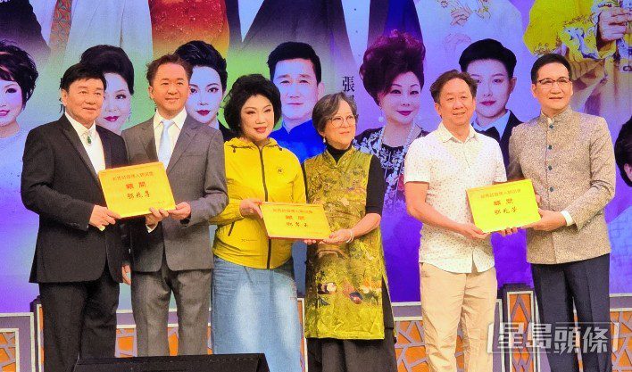曾慧、彭熾權和黎駿聲向鄧兆尊、鄧翠玉和鄧兆榮頒發聯誼會顧問委任狀。
