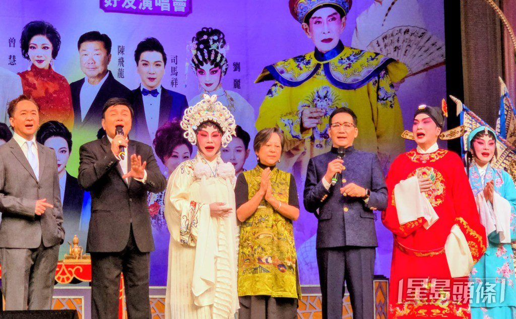 鄧兆尊和鄧翠玉與一眾表演者壓軸合唱《萬惡淫為首》。