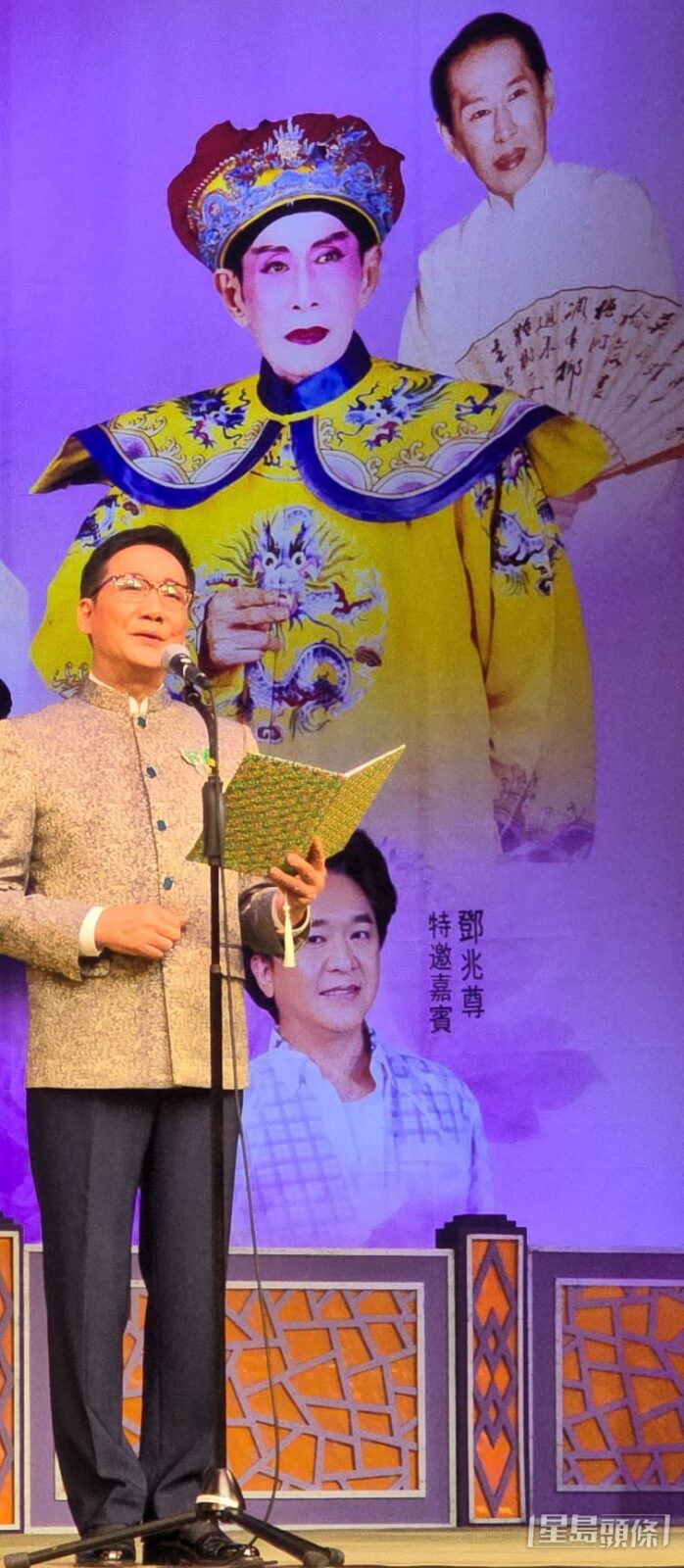 黎駿聲在台上獨唱《周瑜歸天》。