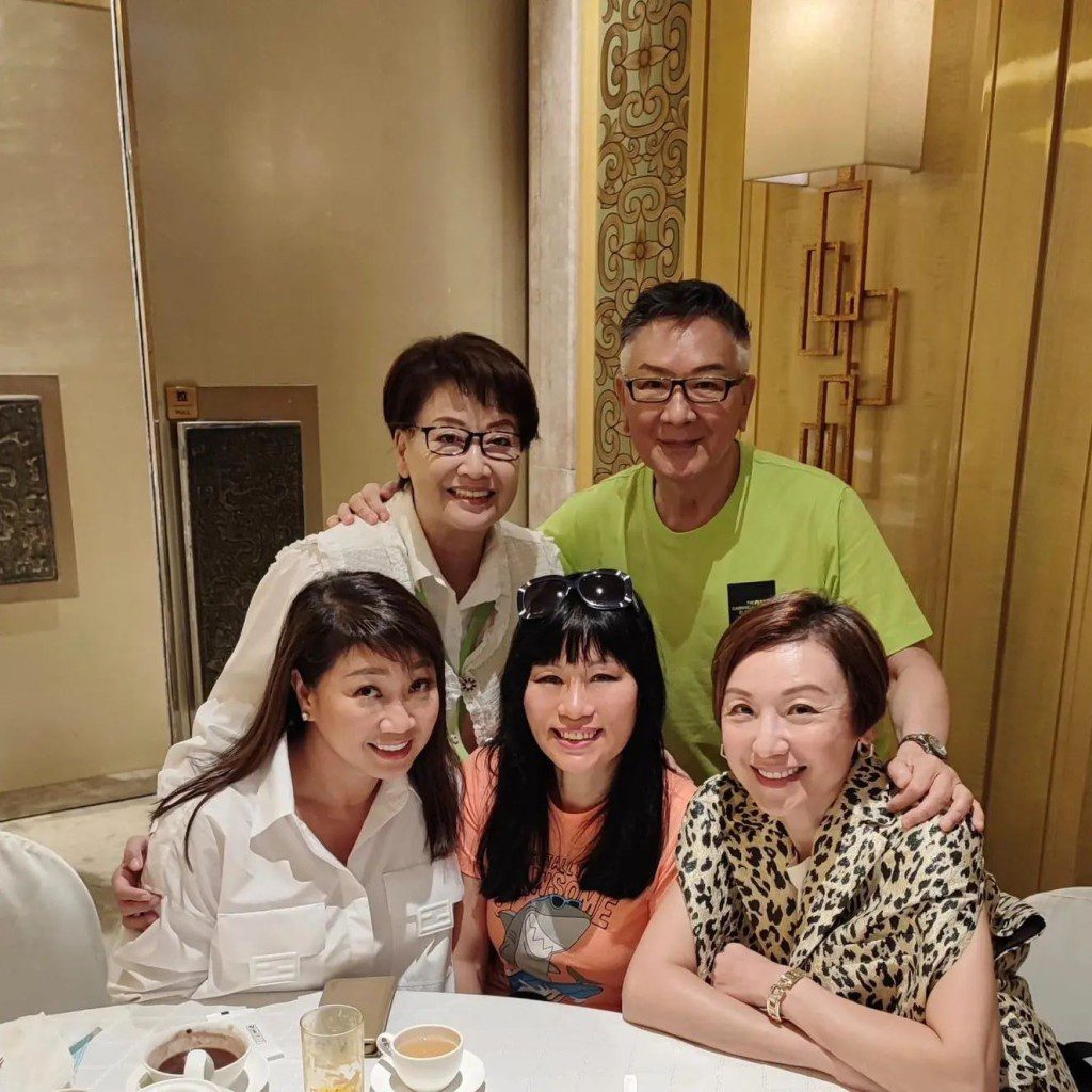 孫譽文(前左)即將步入60歲。