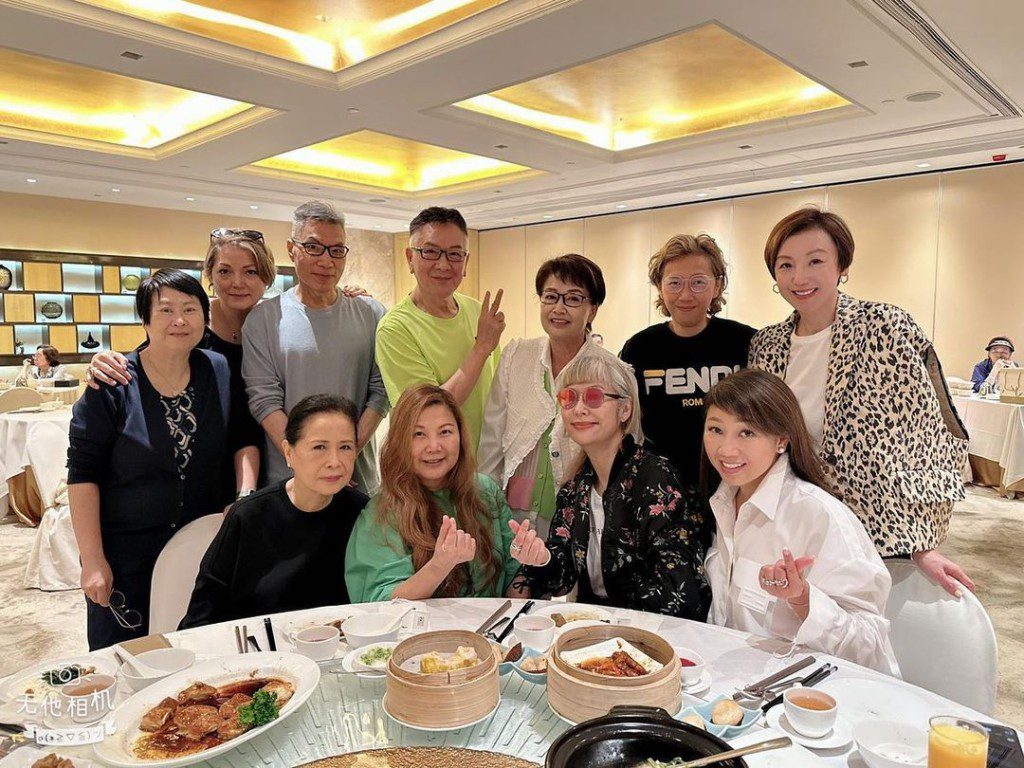 孫譽文(前右)罕有地出現在聚會中。