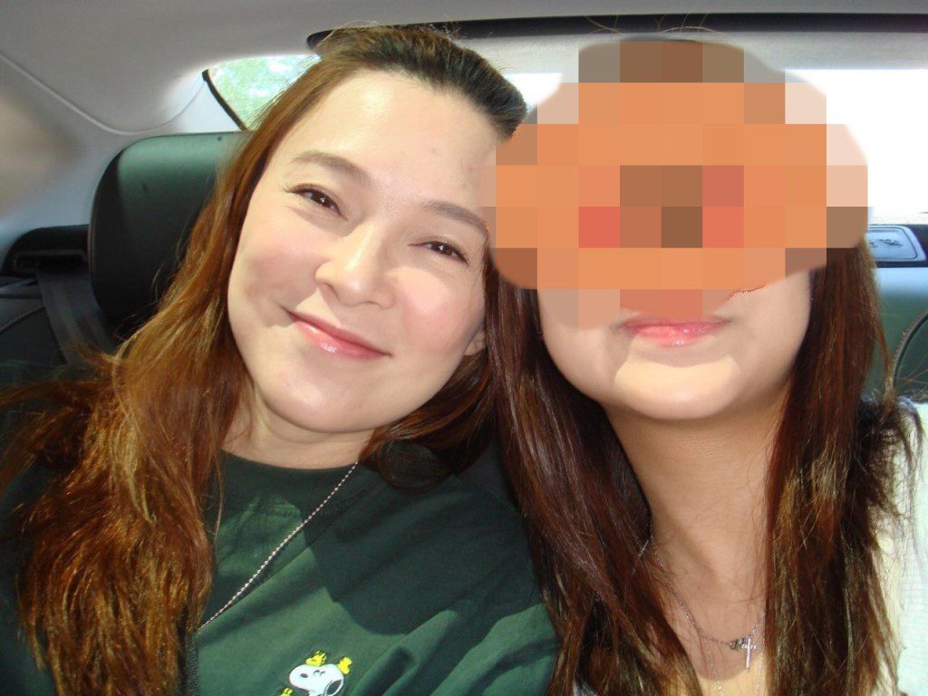 歐倩怡與女兒在車廂內頭貼頭親密合照，意外讓女兒圓潤的下半邊面曝光。