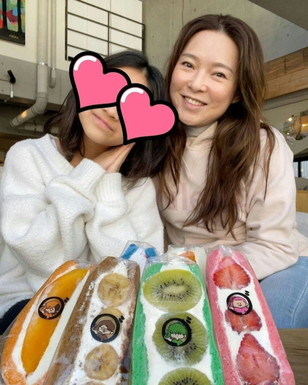 歐倩怡曾帶女兒去旅行，但用Emoji圖案遮擋了女兒的樣子。