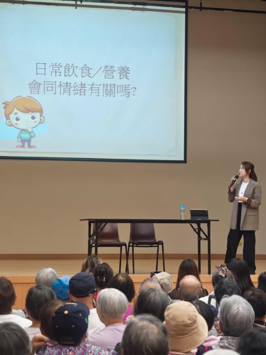 歐倩怡積極投入工作，努力賺錢應付生活開支。