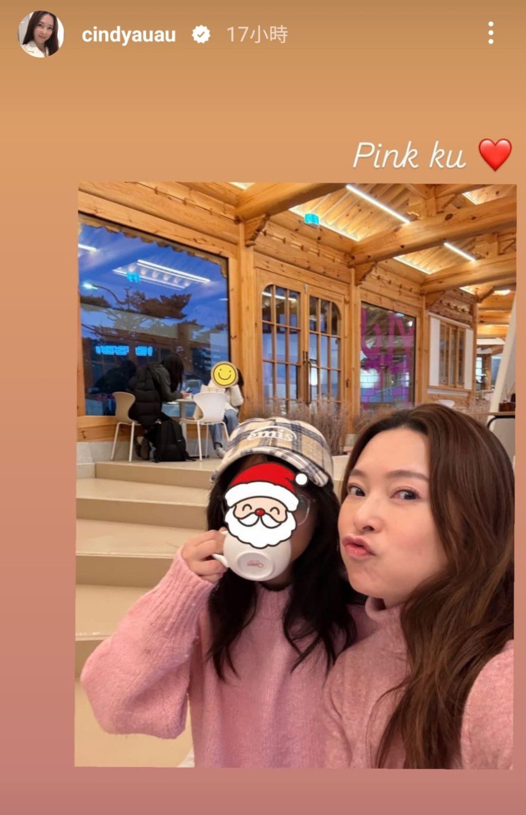 歐倩怡曾與女兒穿上母女裝，一同出外旅行。