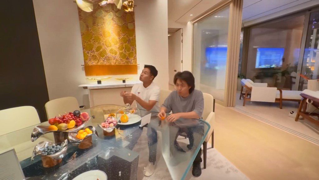 郭晉安與兒子郭令山坐下一起品嚐水果。