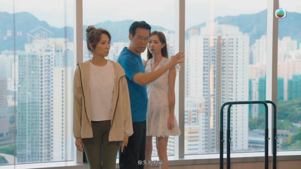 黃嘉雯(右)客串演出,飾演徐榮劇中的「綠茶前女友」。