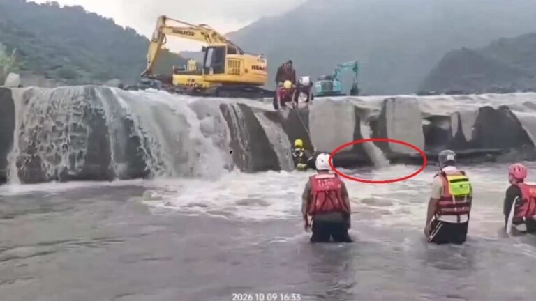 屏東少年受困水下石縫四小時 救援人員動用挖泥機截流成功救出