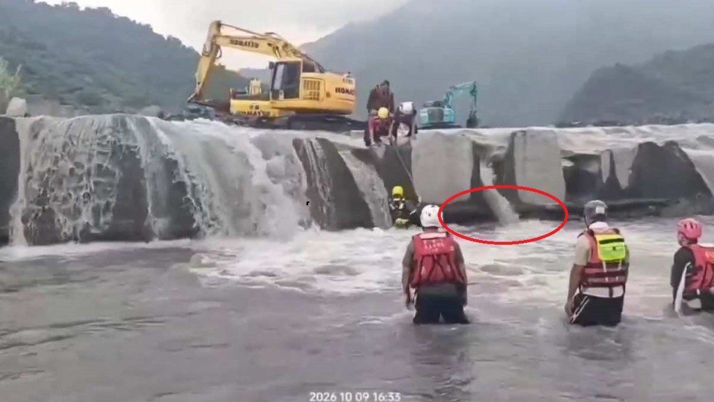屏東少年受困水下石縫四小時 救援人員動用挖泥機截流成功救出
